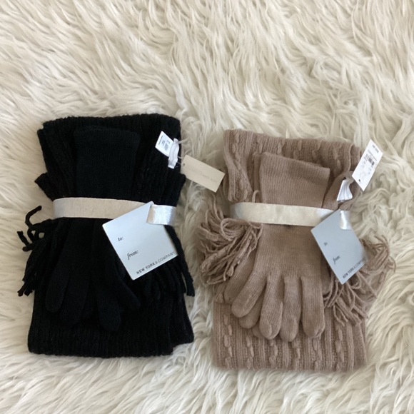 New York & Company 2 piece Scarf/Glove set (Both in Black & Tan) - Picture 1 of 7